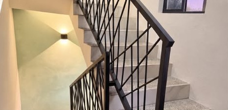 Escalera con barandal de herrería de diseño